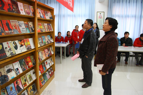 院长们参观毛泽东书籍展